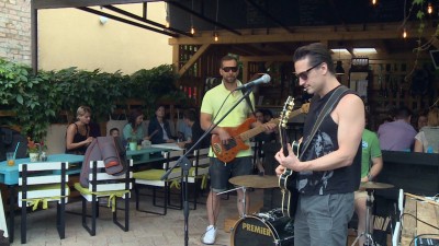 Jótékonysági zenélés