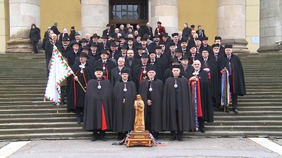 Vállukra vették a százráncú köpenyt