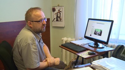 A félszemű török él, és és aktívan blogol