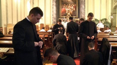 Kispapok beöltözése