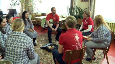 Zenével a beilleszkedésért