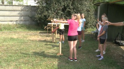 A honvédelem alapjait ismerik meg a táborozó gyerekek