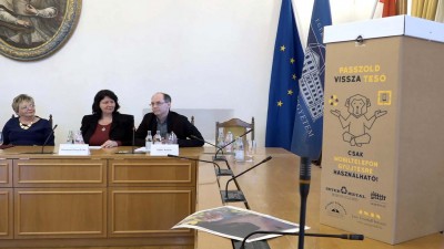 Mobiltelefonnal a csimpánzokért és a gorillákért